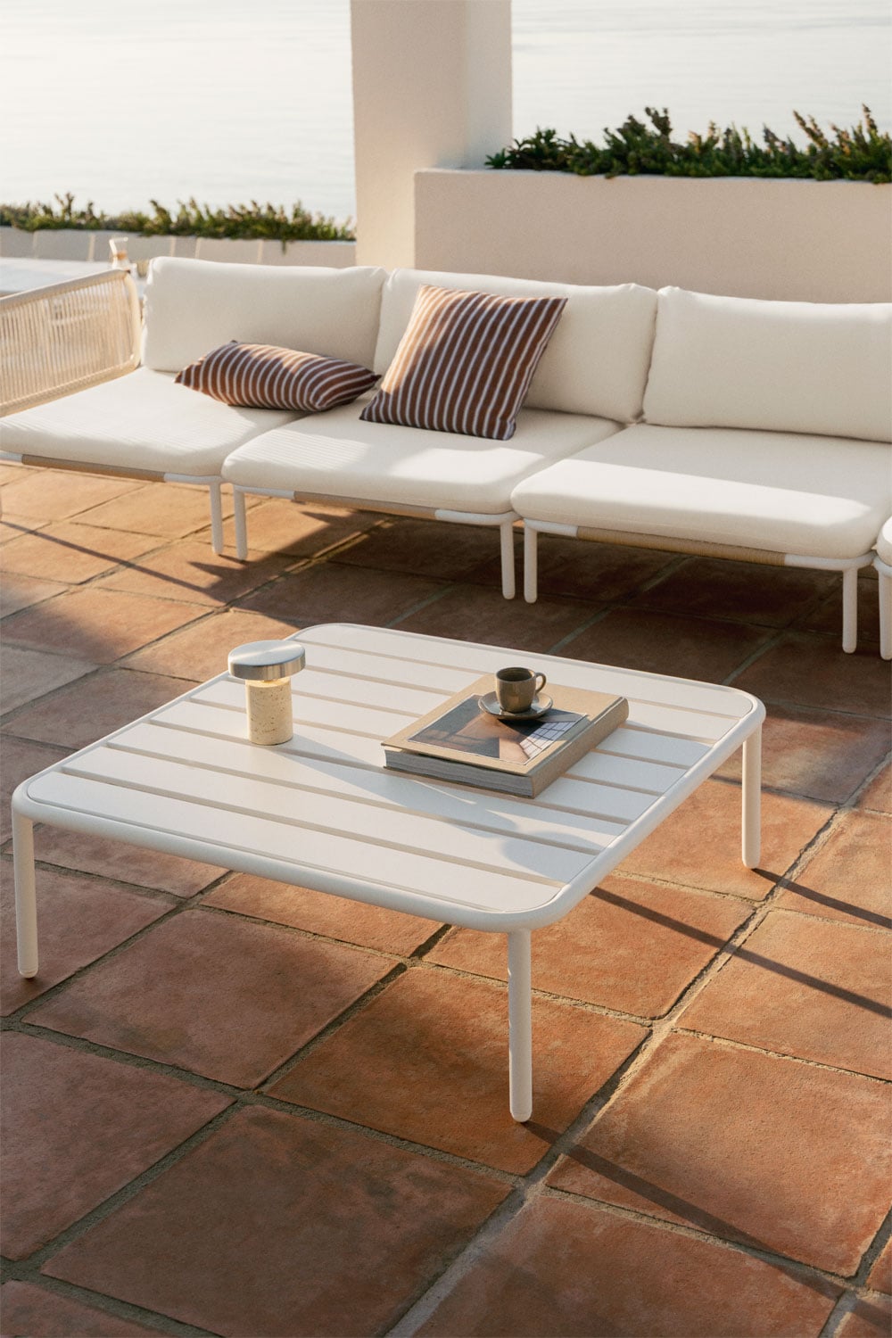 Set da giardino con divano modulare a 4 pezzi con 2 moduli angolari e tavolino in acciaio Roubly, immagine della galleria 2