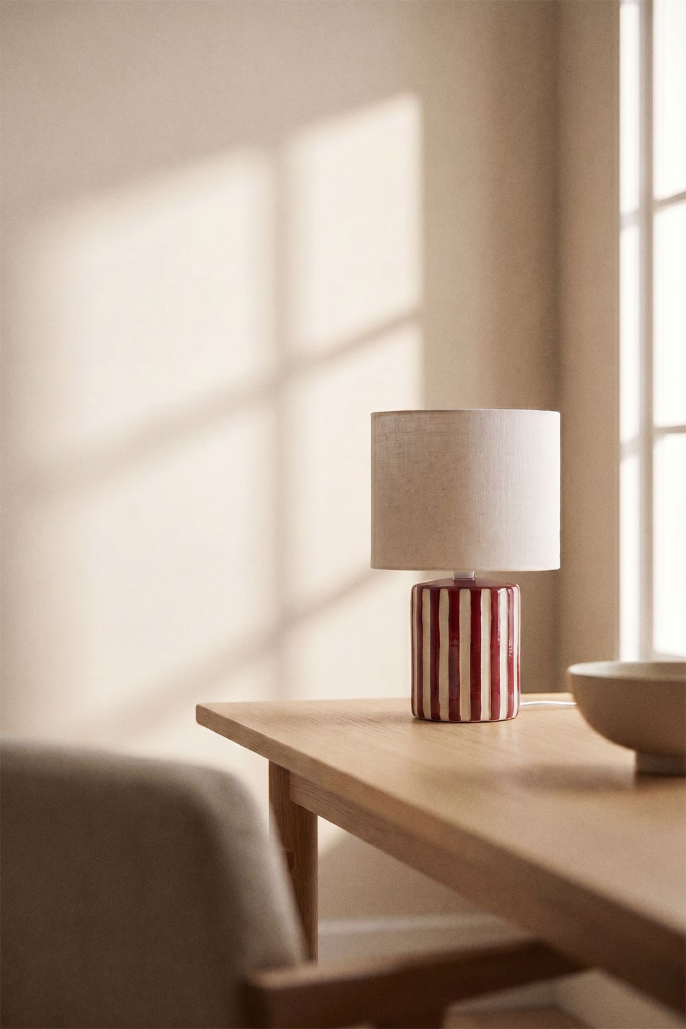 Lampada da tavolo in ceramica e lino Araminta, immagine della galleria 1