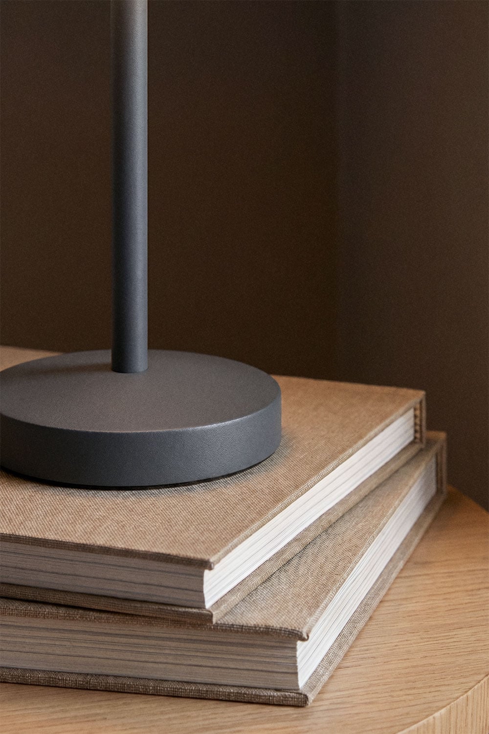 Lampada da tavolo LED wireless in ferro Zuniga, immagine della galleria 2