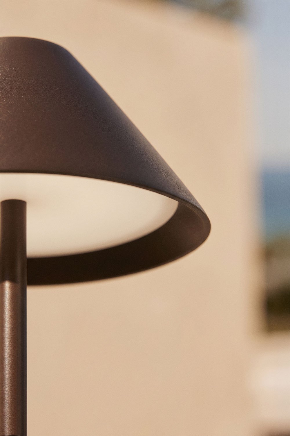 Lampada da tavolo LED wireless per esterni in ferro Alexis, immagine della galleria 2