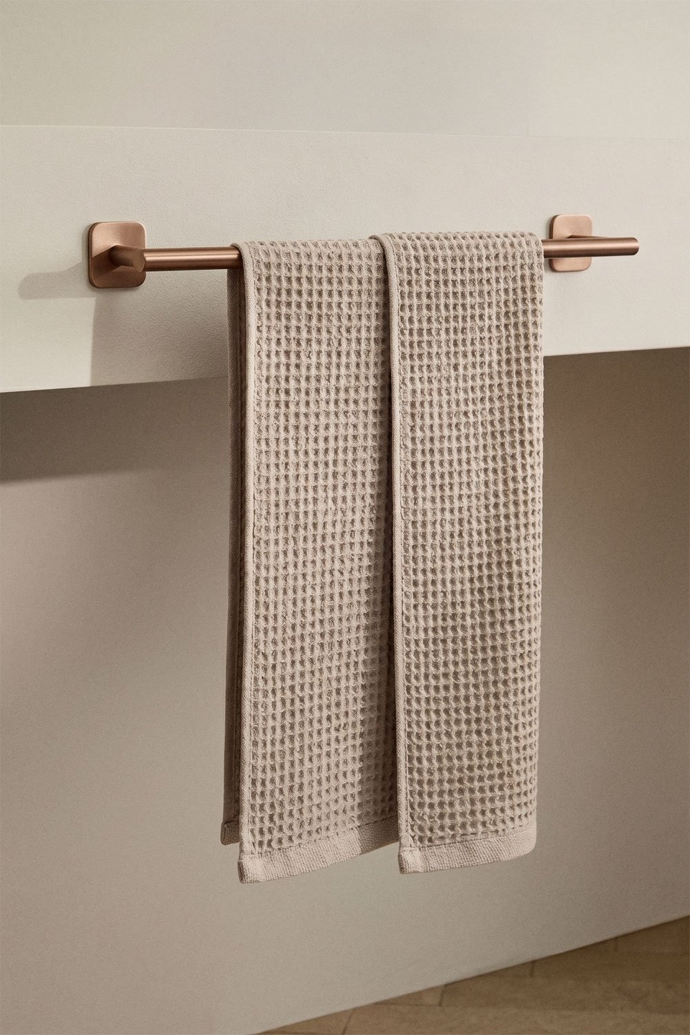 Portasciugamani da parete adesivo con barra da 60 cm per bagno in acciaio inox oro rosa spazzolato Ondreli, immagine della galleria 1