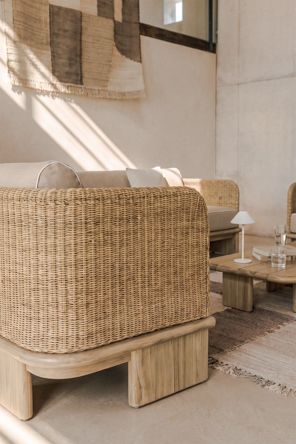 Set da salotto con divano 3 posti, 2 poltrone e 2 tavolini da 70x70 cm in rattan e legno di acacia Famara, immagine della galleria 2