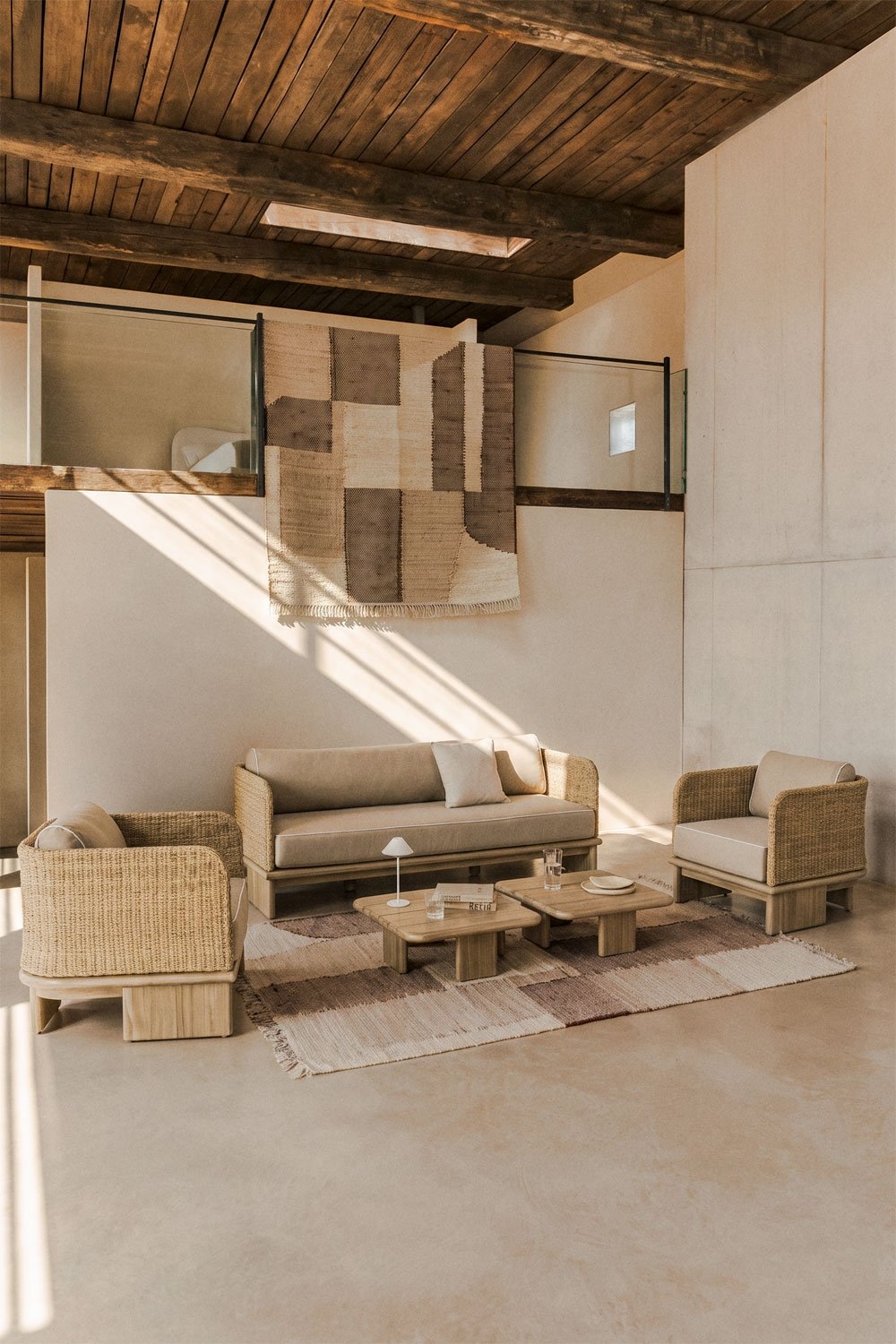 Set da salotto con divano 3 posti, 2 poltrone e 2 tavolini da 70x70 cm in rattan e legno di acacia Famara, immagine della galleria 1