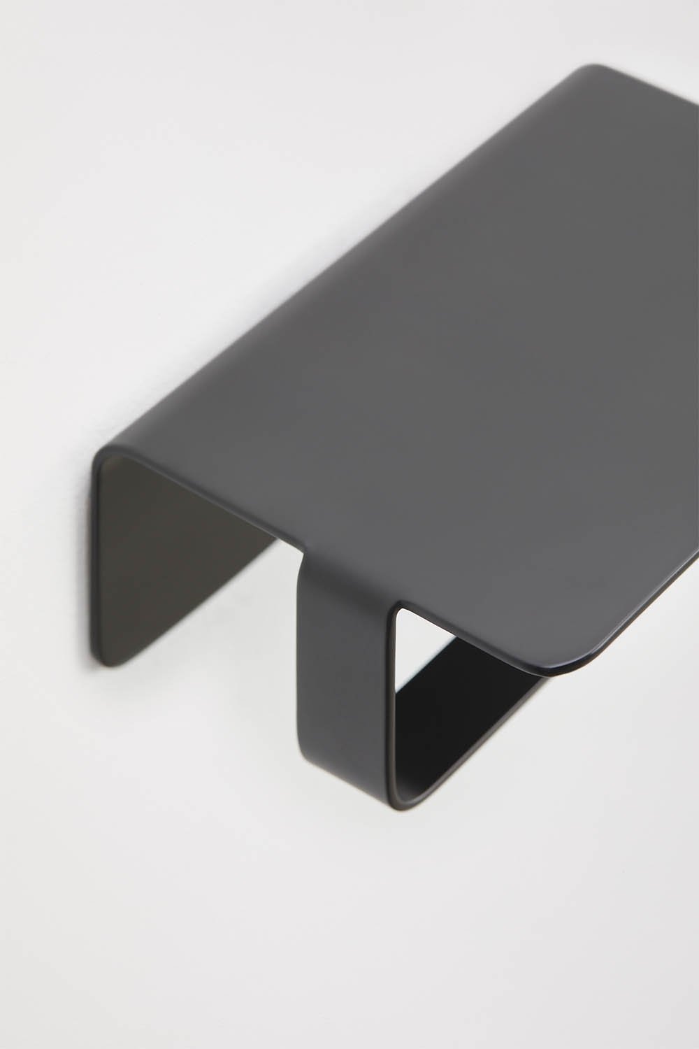 Portarotolo adesivo con mensola per bagno in acciaio inox nero opaco Ondreli, immagine della galleria 5