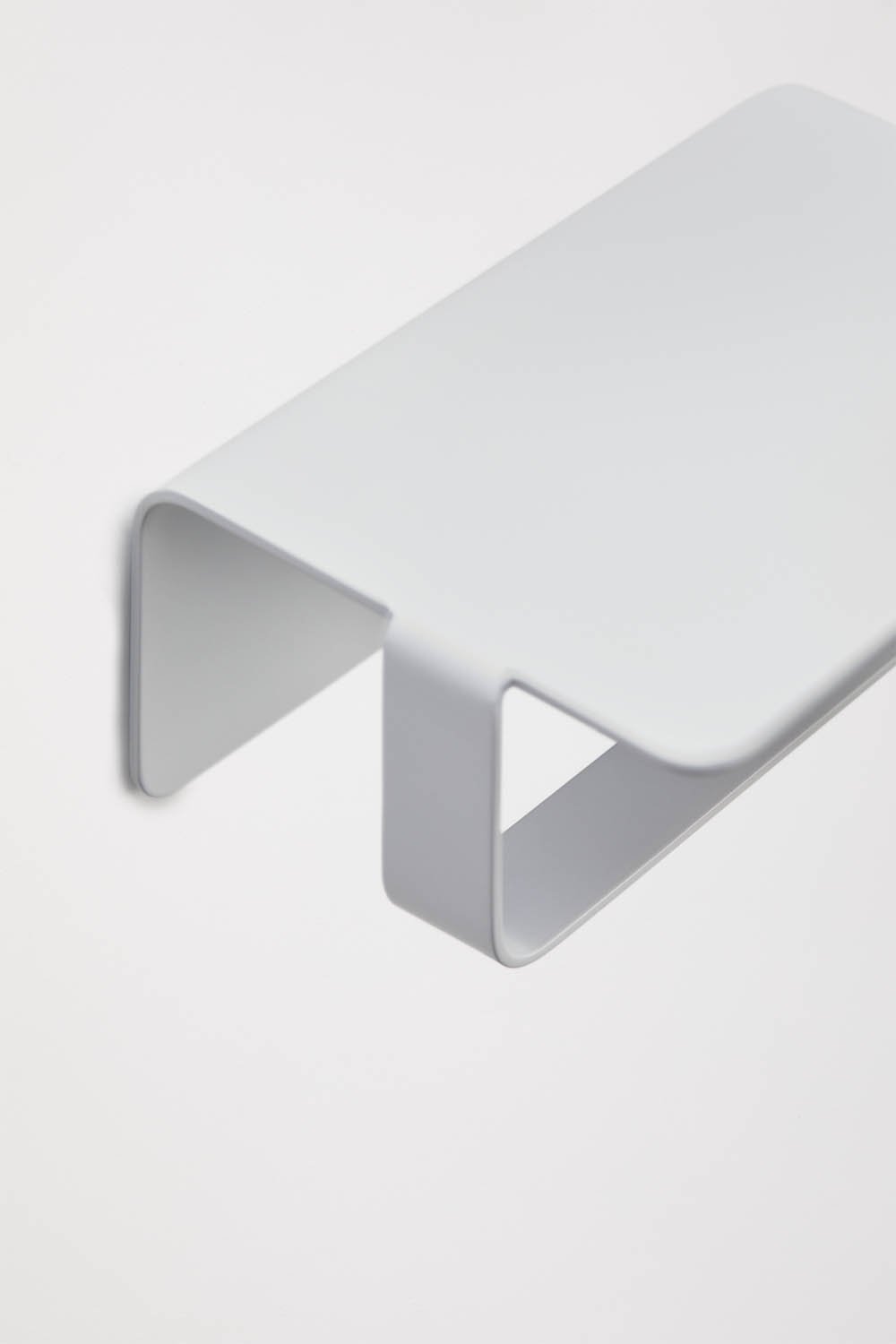 Portarotolo adesivo con mensola per bagno in acciaio inox bianco Ondreli, immagine della galleria 5