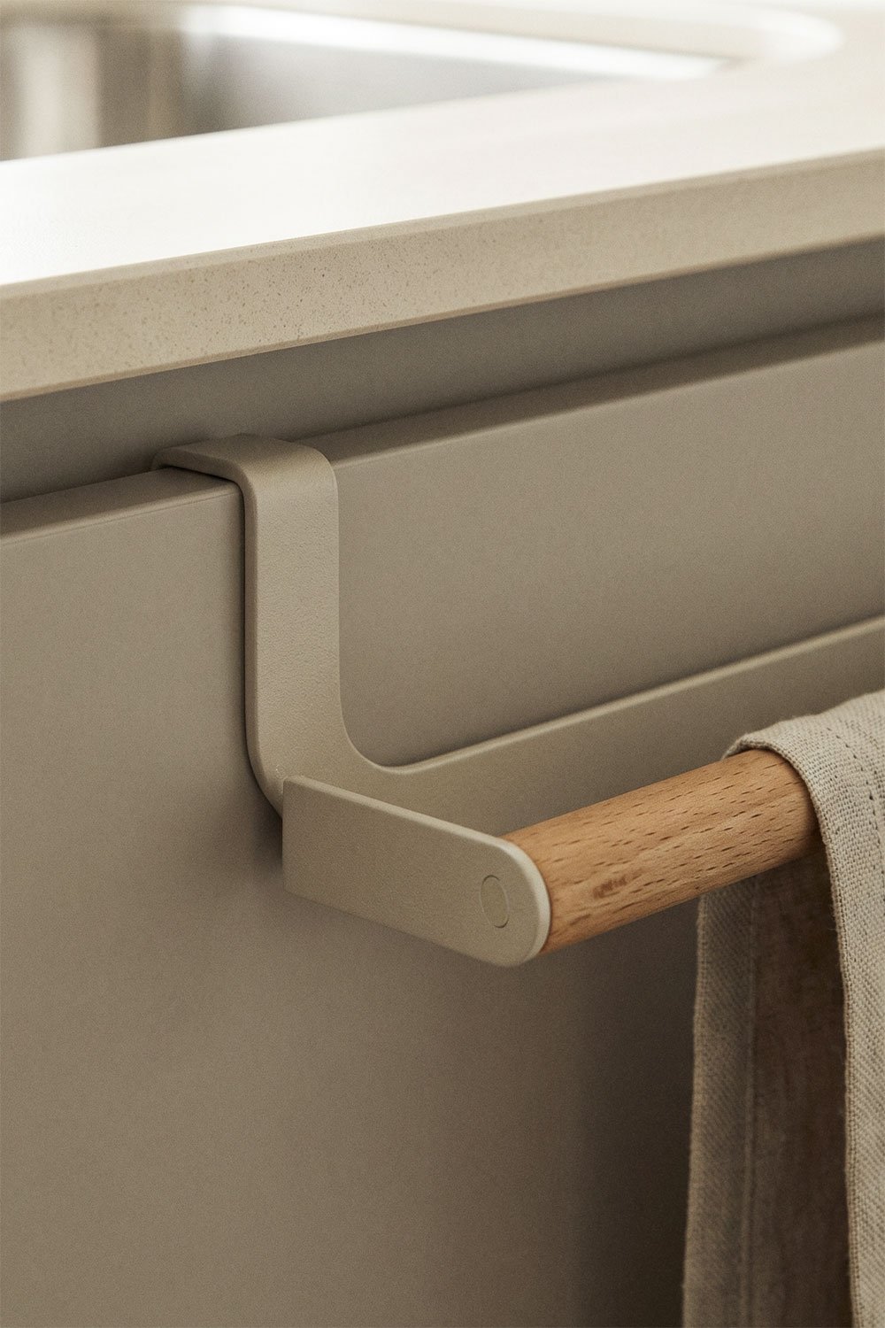 Supporto per strofinacci da cucina in ferro e legno di caucciù Celine, immagine della galleria 2