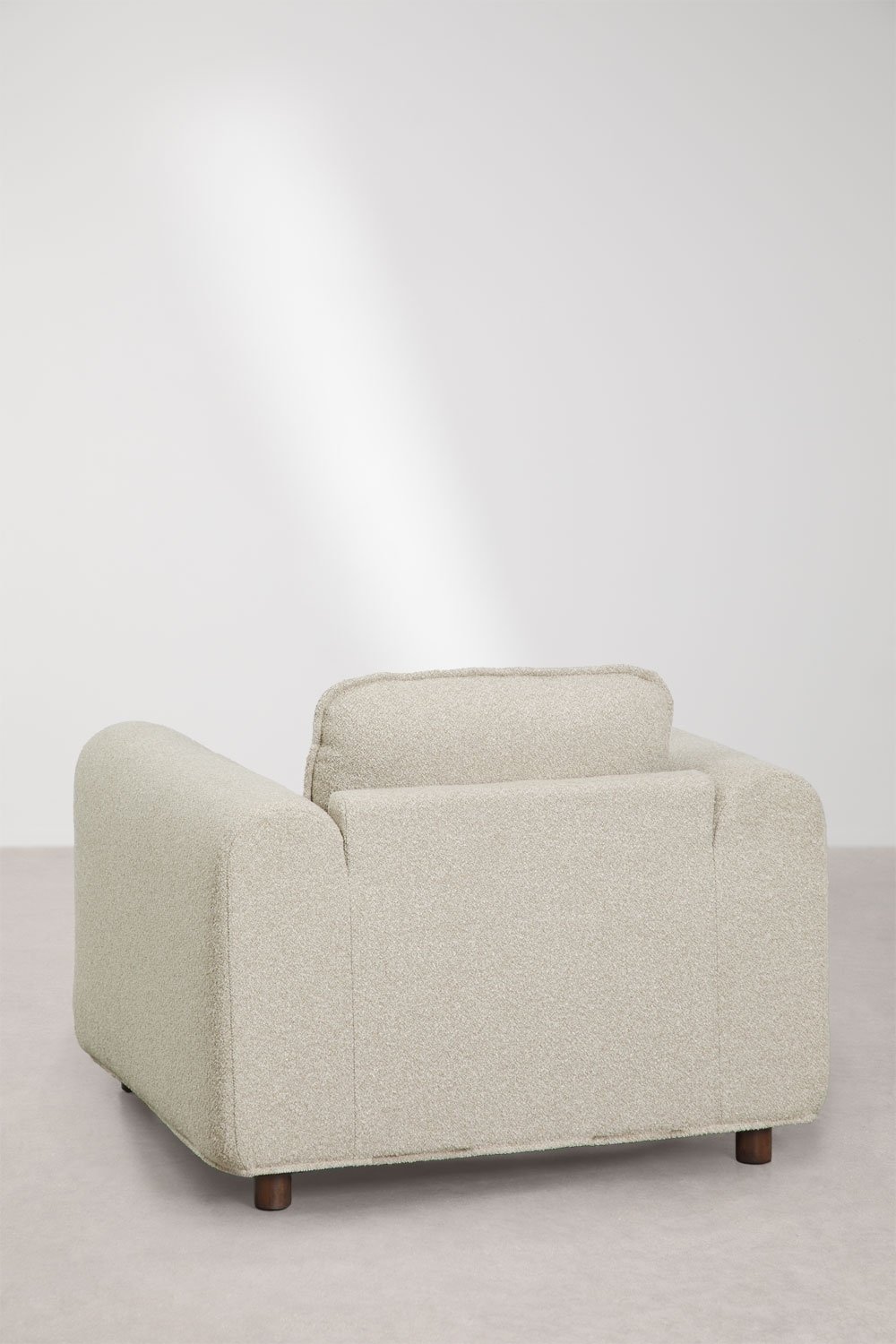 Poltrona con braccioli in bouclé e legno di caucciù Pablian, immagine della galleria 6