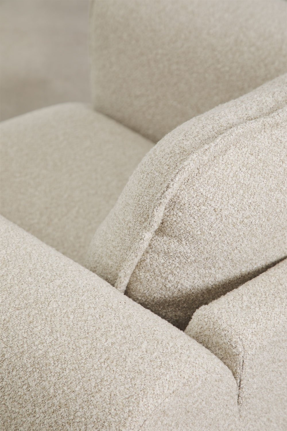 Poltrona con braccioli in bouclé e legno di caucciù Pablian, immagine della galleria 8