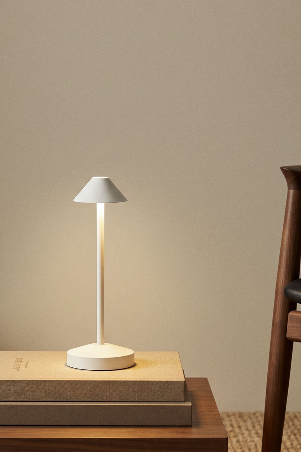 Lampada da tavolo LED wireless in ferro Emilija, immagine della galleria 1