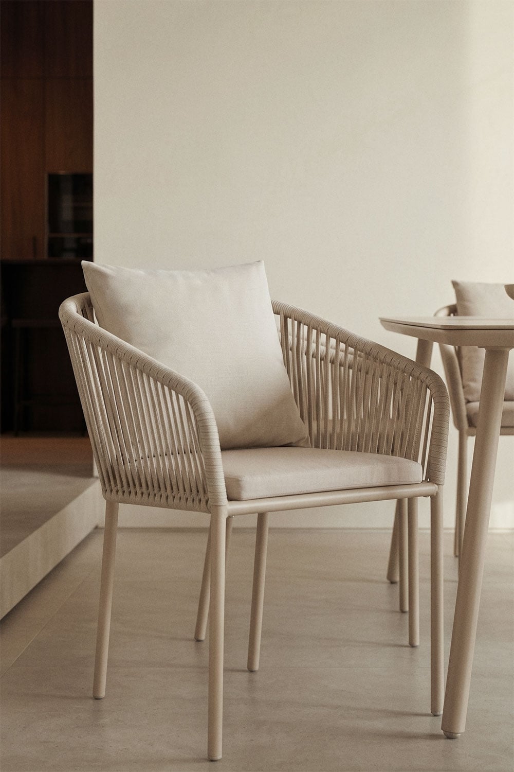 Sedia da pranzo con braccioli in corda intrecciata Arhiza Classic, immagine della galleria 1