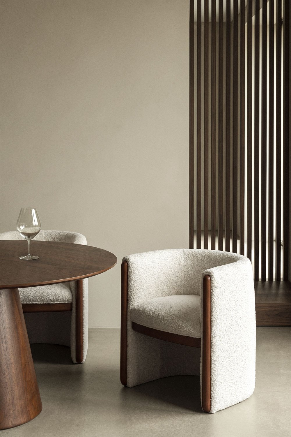 Set di 2 sedie da pranzo con braccioli in legno e tessuto bouclé Bekasi, immagine della galleria 1