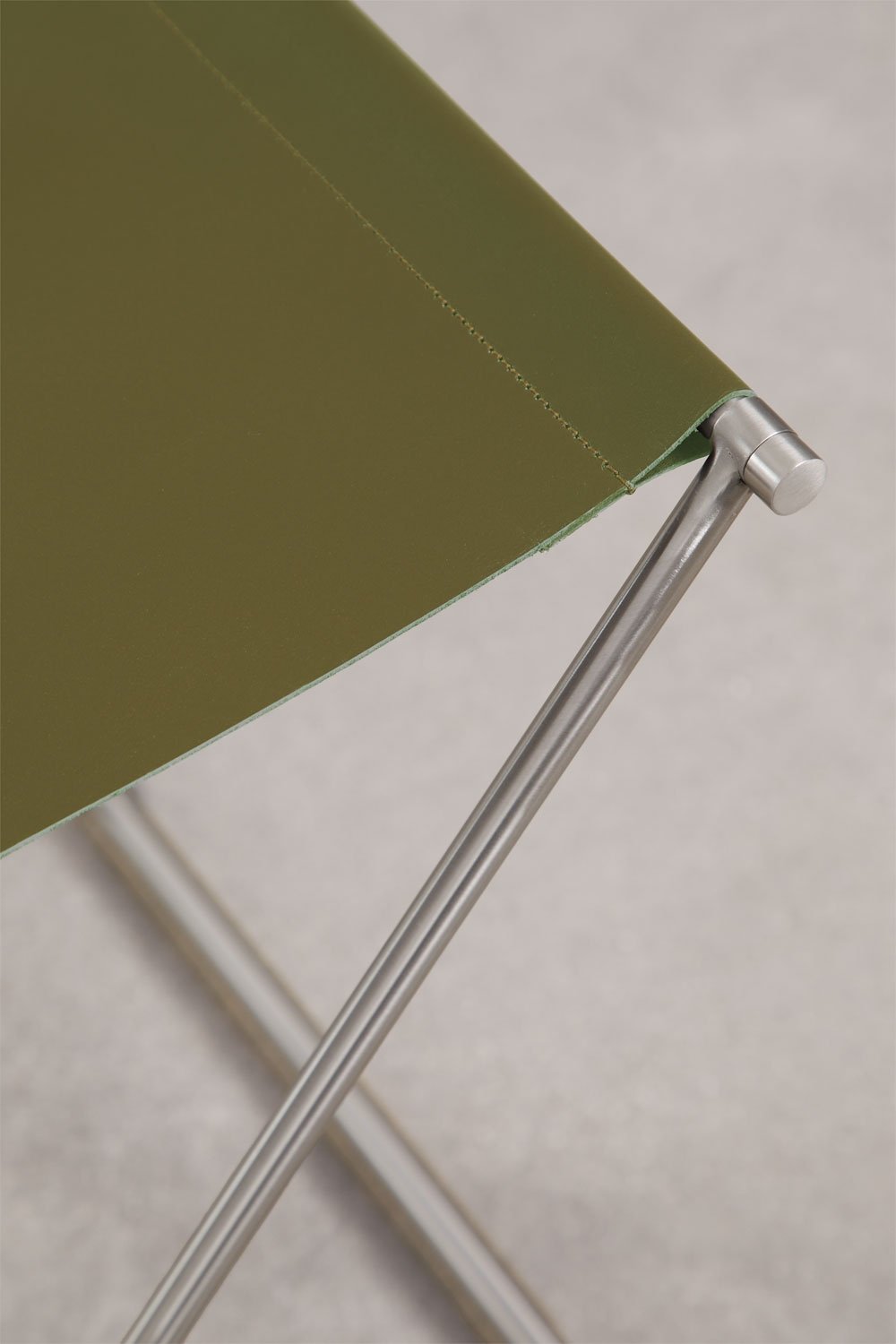 Sgabello basso pieghevole 50 cm in pelle e acciaio inossidabile Dravena, immagine della galleria 5
