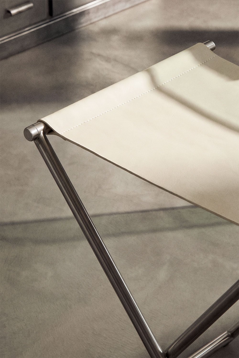 Sgabello basso pieghevole 50 cm in pelle e acciaio inossidabile Dravena, immagine della galleria 2