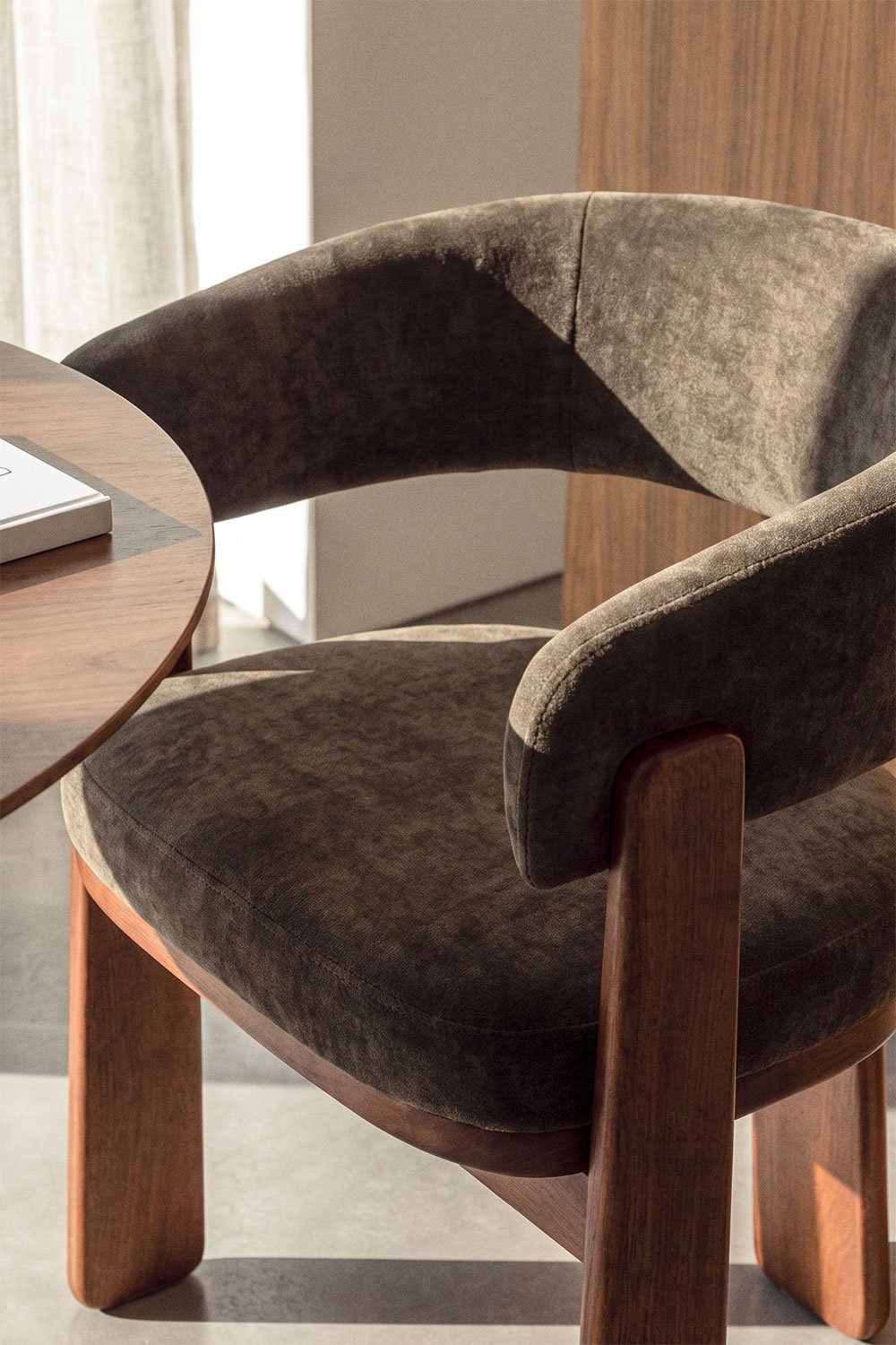 Sedia da pranzo con braccioli imbottita e in legno di rovere Carbalis, immagine della galleria 2