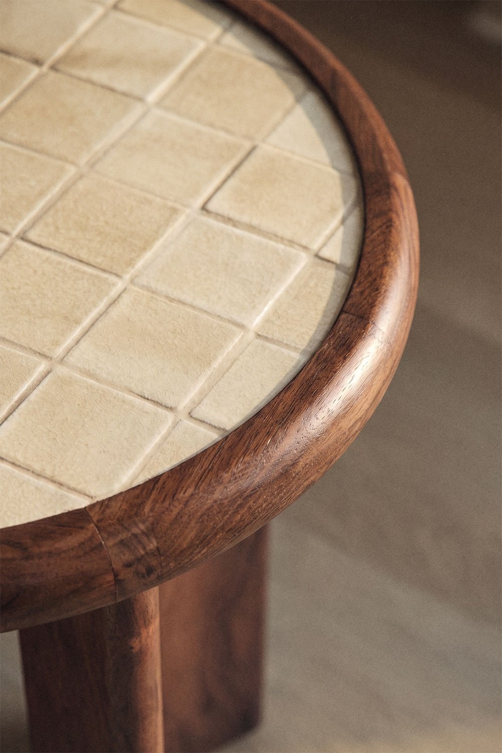 Tavolino rotondo Ø40 cm in piastrelle e legno di acacia Aitana, immagine della galleria 2