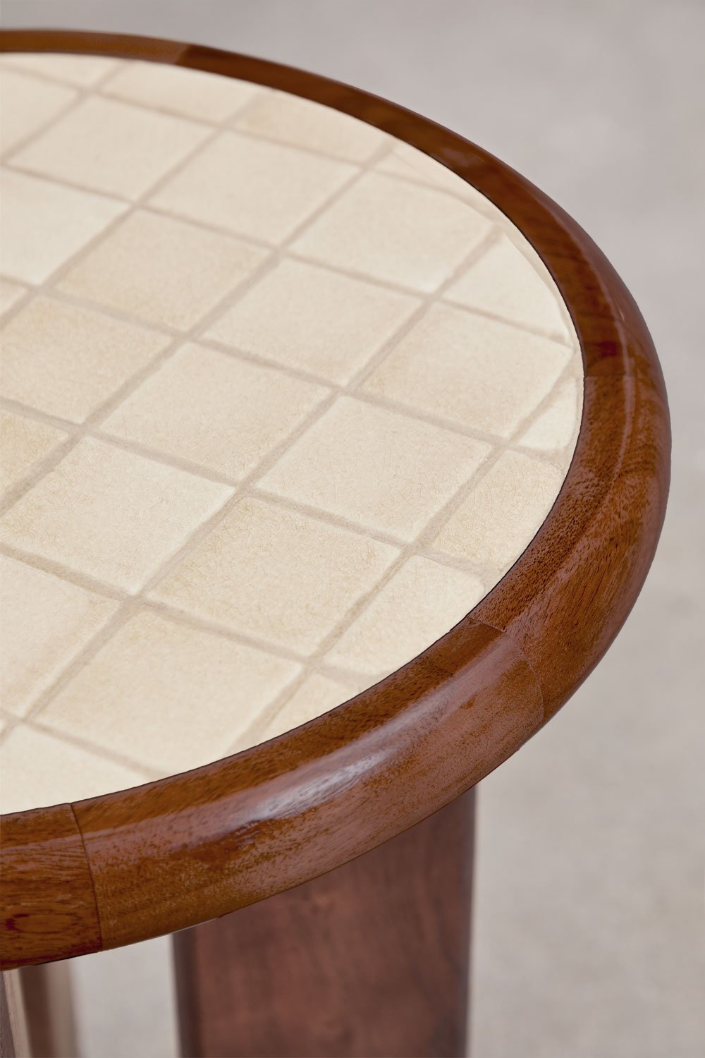 Comodino Ø40 cm in piastrelle e legno di acacia Aitana, immagine della galleria 4