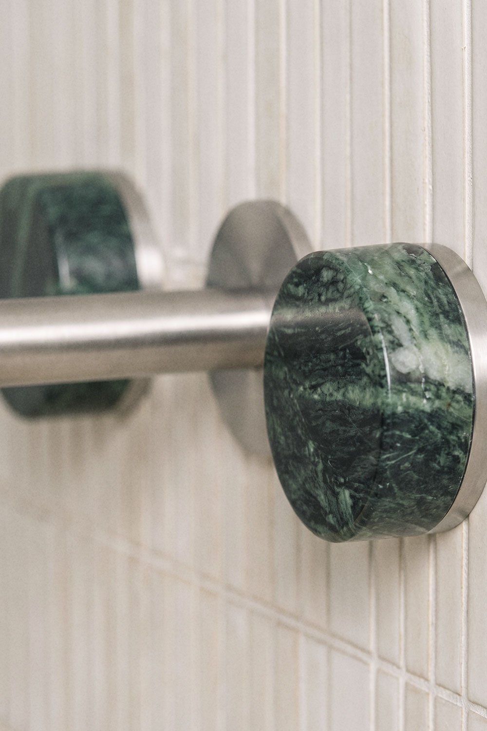 Set di rubinetto da lavabo incassato in pietra naturale Gilstoin e valvola di scarico per lavabo tipo Click-Clack in ottone Orve, immagine della galleria 2