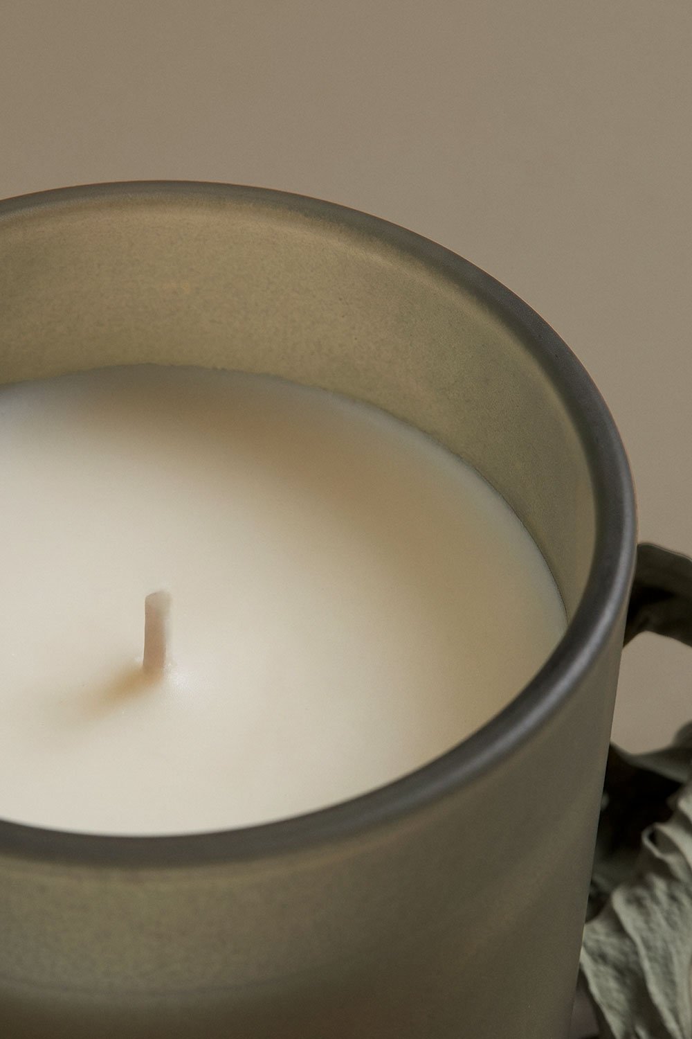 Candela profumata in vetro Wild Basil, immagine della galleria 2