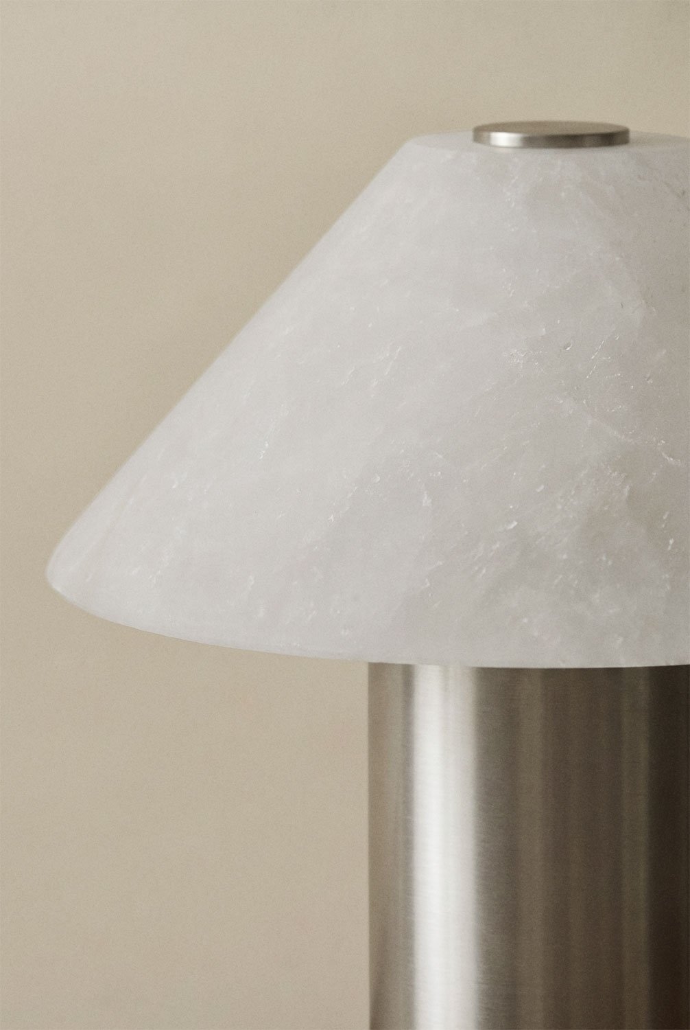 Lampada da tavolo LED wireless in alabastro e ferro Barak, immagine della galleria 3