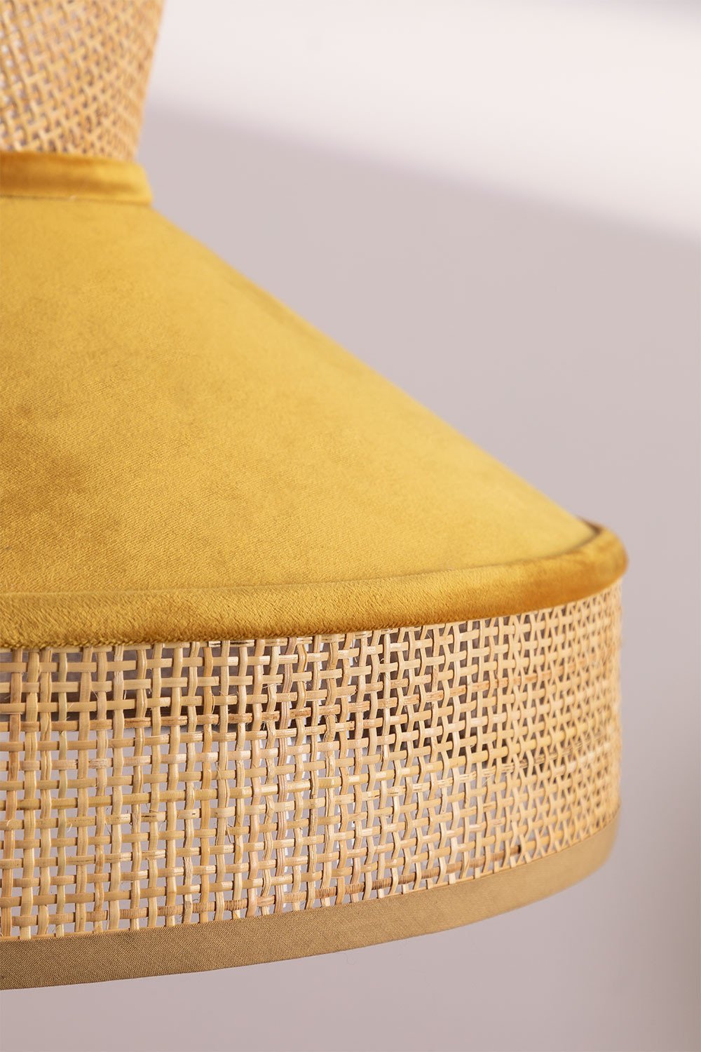 Lampada a sospensione da soffitto in velluto e rattan Xanti, immagine della galleria 3