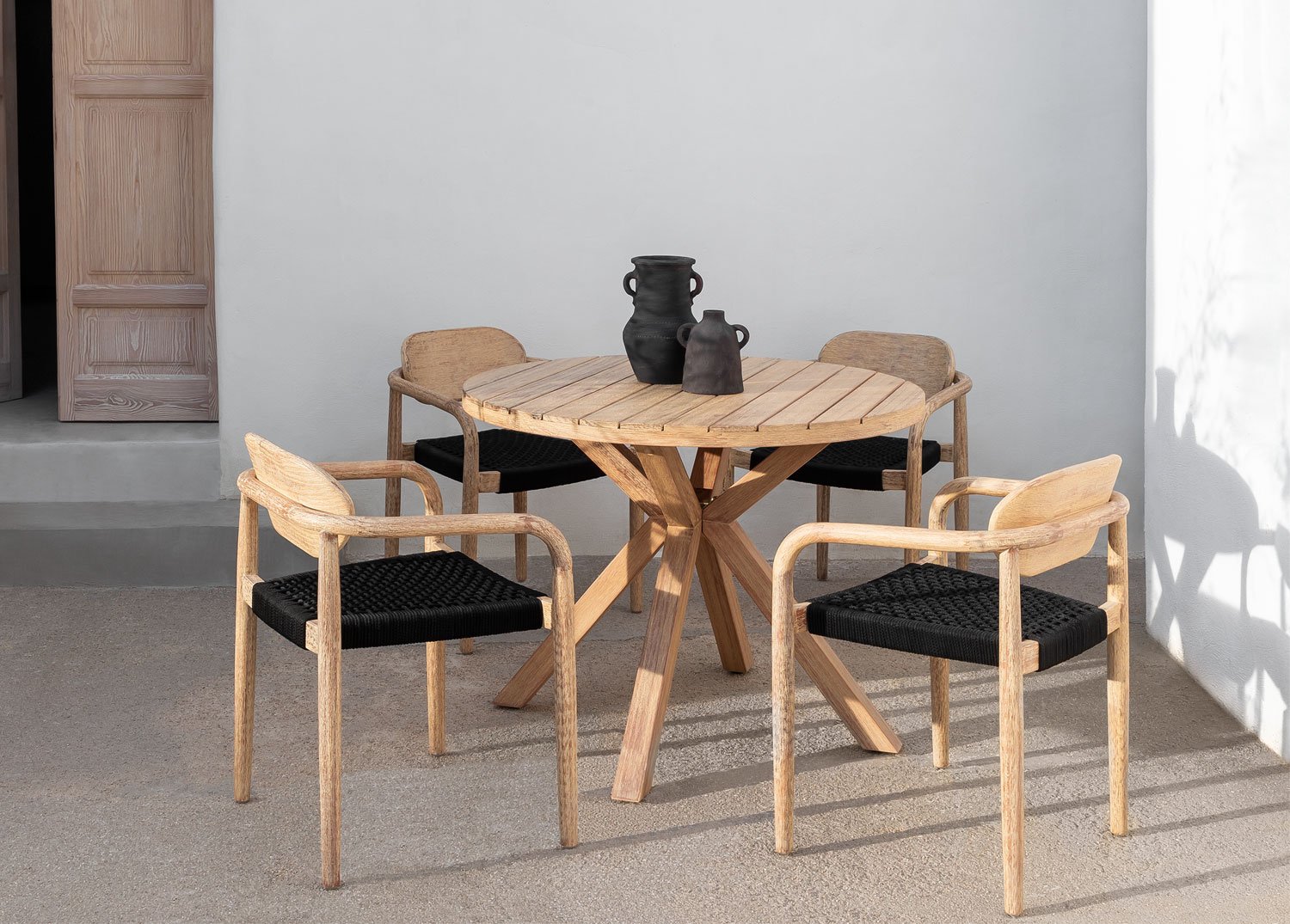 Set van ronde tafel (Ø100 cm) en 4 tuinstoelen met armleuningen in hout Naele -