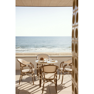 Set Ronde Tafel Ø80 Cm En 4 Stapelbare Tuinstoelen Met Aluminium Armleuningen Brielle Bistro Naakt Beige - Gardenia Wit - Sklum