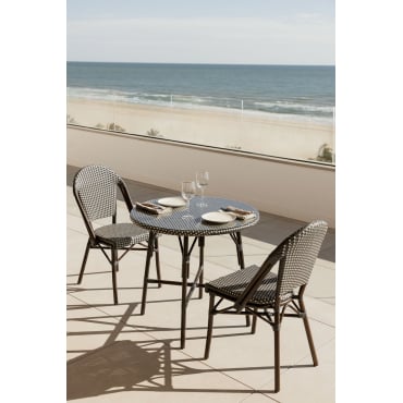 Brielle Bistro Ronde Tafelset, Ø80 Cm, En Twee Stapelbare Tuinstoelen Van Aluminium En Synthetisch Rotan. Grijs – Grafiet - Gardenia Wit - Sklum