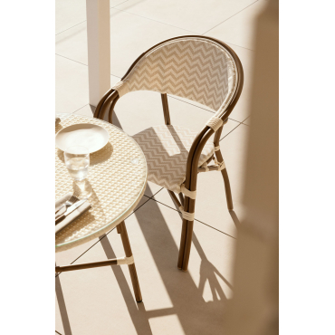 Set Van 2 Stapelbare Tuinstoelen Met Aluminium Armleuningen Brielle Bistro Naakt Beige - Gardenia Wit - Sklum