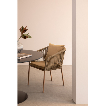Pakket Van 4 Arhiza Classic Eetkamerstoelen Met Armleuningen Van Aluminium En Gevlochten Touw Bruin – Zand - Sklum
