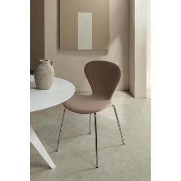 Stapelbare Gestoffeerde Eetkamerstoel Uit Licht Nude Bruin & Grijs – Chroom - Sklum