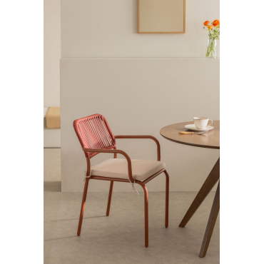 Stapelbare Eetkamerstoel Met Armleuningen Van Aluminium En Gevlochten Touw Arhiza Rode Dakpan - Sklum