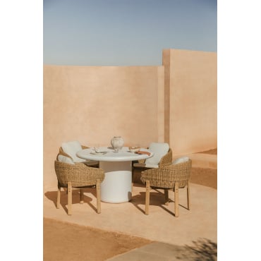Set Van Ronde Tafel Ø120 Cm In Cement Namara En 4 Tuinstoelen Met Armleuningen In Acaciahout Leilan Wit - Sklum
