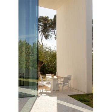 Inkeri 90x90 Cm Vierkante Tafelset In Aluminium En Teakhout En 4 Archer Stapelbare Aluminium Tuinstoelen Teakhout - Sklum
