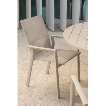 Karena Stapelbare Tuinstoel Met Aluminium Armleuningen Tapioca Beige - Sklum