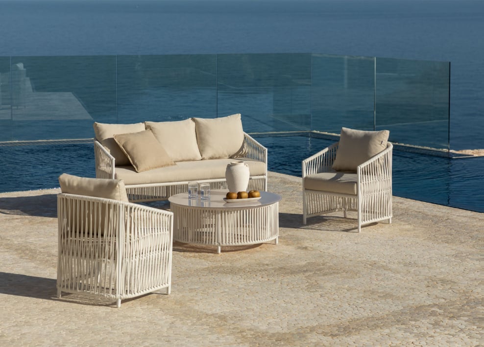 Tuinset met een 2-zitsbank, 2 fauteuils en salontafels van aluminium en Sophie gevlochten touw.