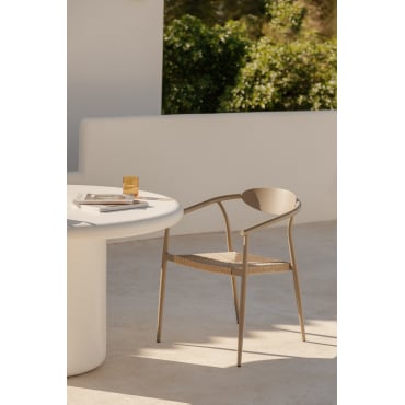 Marsha Stapelbare Tuinstoel Met Armleuningen In Aluminium En Synthetisch Rotan Moka Bruin - Sklum