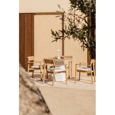 Set Van 90x90 Cm Vierkante Tafel In Aluminium En Teakhout Inkeri En 4 Tuinstoelen Met Armleuningen In Hout Saira Teakhout - Sklum