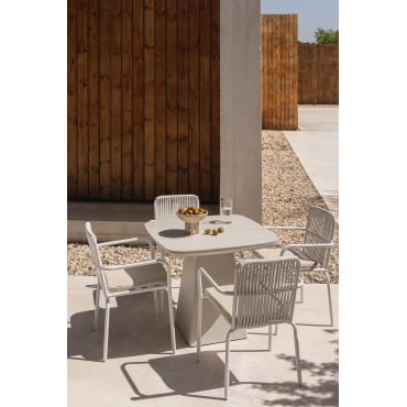 Inkeri 90x90cm Gesinterde Stenen En Aluminium Vierkante Tafelset En 4 Alberta Stapelbare Tuinstoelen Met Armleuningen Wit - Sklum