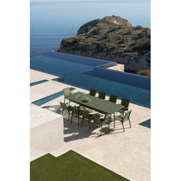 Karena Rechthoekige Uitschuifbare Tafelset 240-300x100 Cm En 10 Stapelbare Tuinstoelen Met Aluminium Armleuningen Groen – Intens Olijf - Sklum
