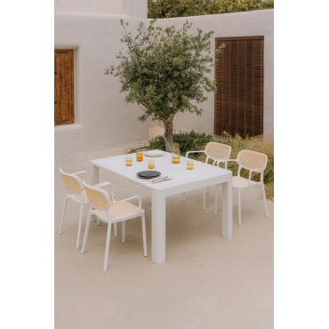 Arnadine Rechthoekige Tafelset (140x100 Cm) En 4 Stapelbare Tuinstoelen Met Omara-armleuningen Gardenia Wit - Sklum