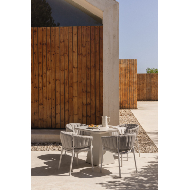 Set Van 90x90 Cm Vierkante Tafel In Gesinterd Steen En Inkeri Aluminium En 4 Tuinstoelen In Aluminium En Roderise Stof Wit - Sklum