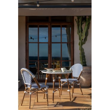 Brielle Bistro Ronde Tafelset (80 Cm Diameter) En Twee Stapelbare Aluminium Tuinstoelen Ken Blauw - Gardenia Wit - Sklum