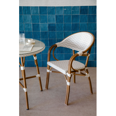 Pakket Van 4 Brielle Bistro Aluminium Stapelbare Eetkamerstoelen Met Armleuningen Naakt Beige - Gardenia Wit - Sklum