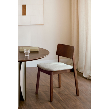 Pak Van 4 Gilda Houten Eetkamerstoelen Walnootbruin & Bouclé Wit - Sklum