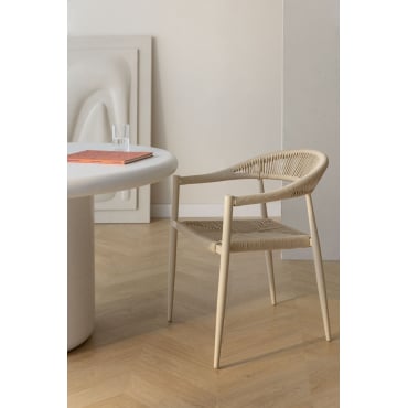 Set Van 2 Stapelbare Eetkamerstoelen Met Armleuningen In Aluminium En Synthetisch Rotan Amatria Tapioca Beige - Sklum