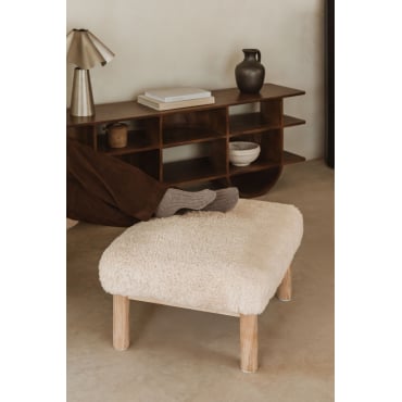 Bernia Schapenvacht En Essenhouten Voetenbankje Chenille Crème Beige - Sklum