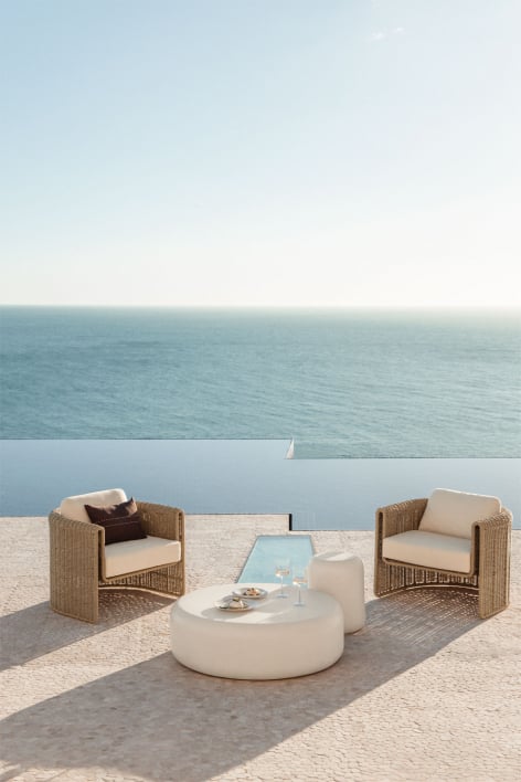 Tuinset met 2 stoelen van staal en synthetisch riet Lina en 2 salontafels van cement Fonelas