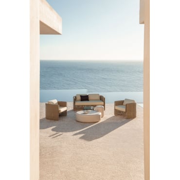 Tuinset Met 2-zitsbank, 2 Stoelen Van Staal En Synthetisch Riet Lina En 2 Salontafels Van Cement Fonelas Stof Gardenia Wit - Sklum