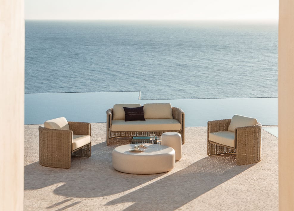 Tuinset met 2-zitsbank, 2 stoelen van staal en synthetisch riet Lina en 2 salontafels van cement Fonelas