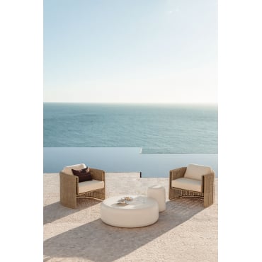 Tuinset Met 2 Stoelen Van Staal En Synthetisch Riet Lina En 2 Salontafels Van Cement Fonelas Stof Gardenia Wit - Sklum